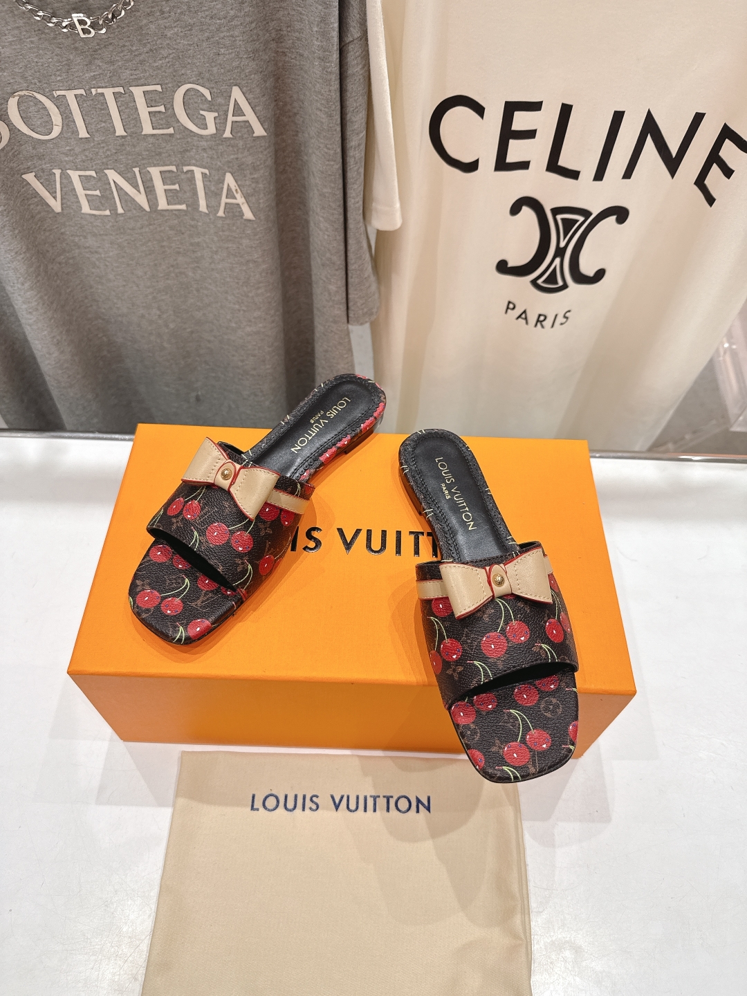 高版本出厂
  Louis Vuitton ss25 new arrival LV驴牌春夏新品系列平底拖