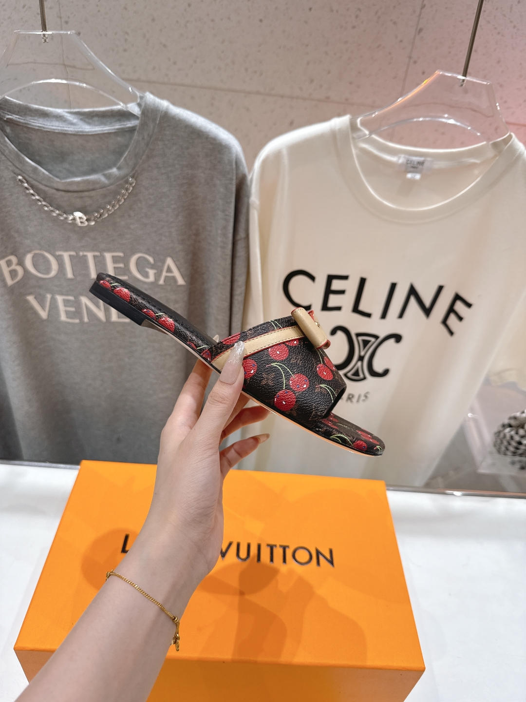 高版本出厂
  Louis Vuitton ss25 new arrival LV驴牌春夏新品系列平底拖