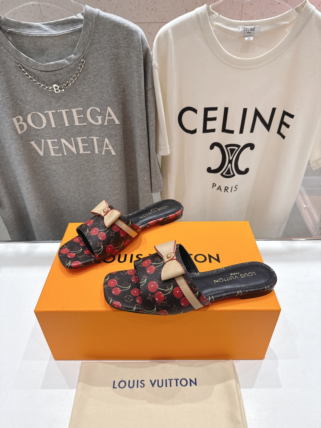 高版本出厂
  Louis Vuitton ss25 new arrival LV驴牌春夏新品系列平底拖