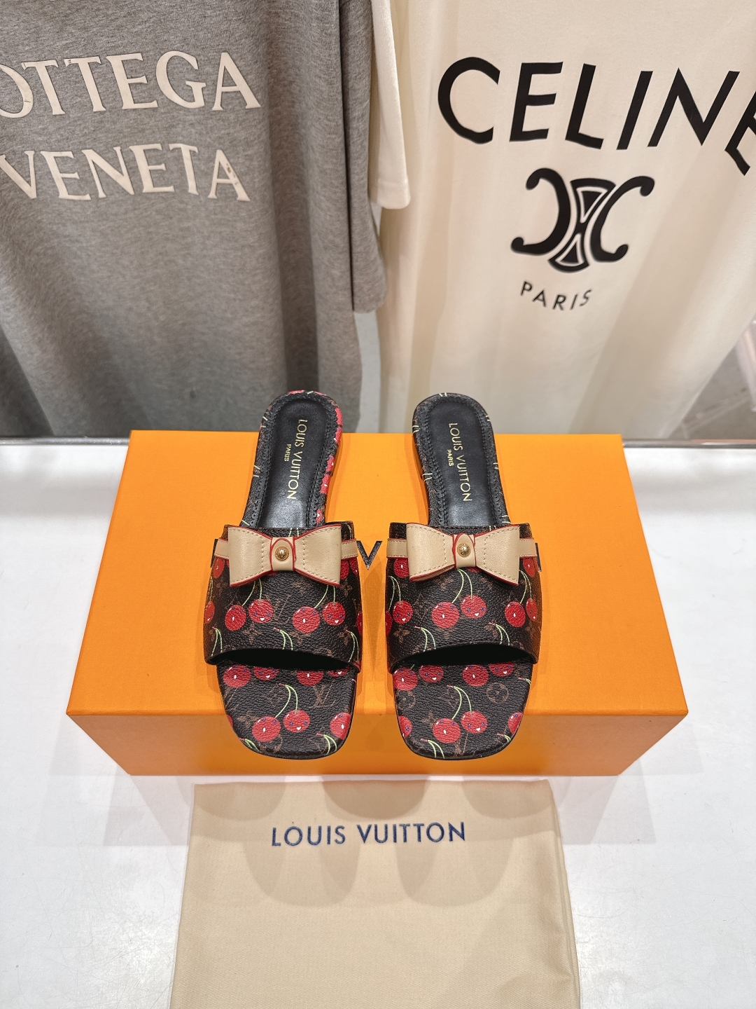高版本出厂
  Louis Vuitton ss25 new arrival LV驴牌春夏新品系列平底拖