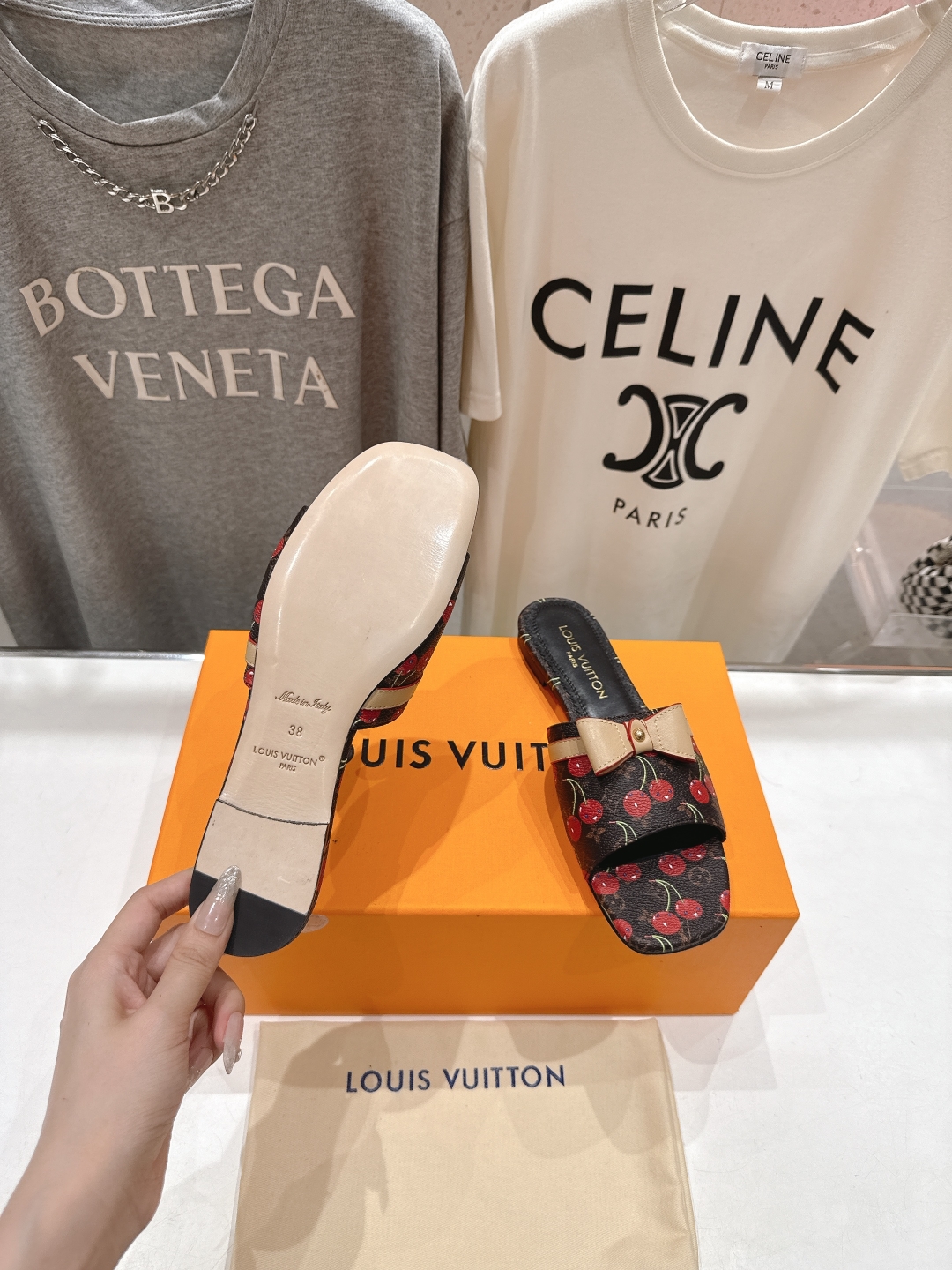 高版本出厂
  Louis Vuitton ss25 new arrival LV驴牌春夏新品系列平底拖