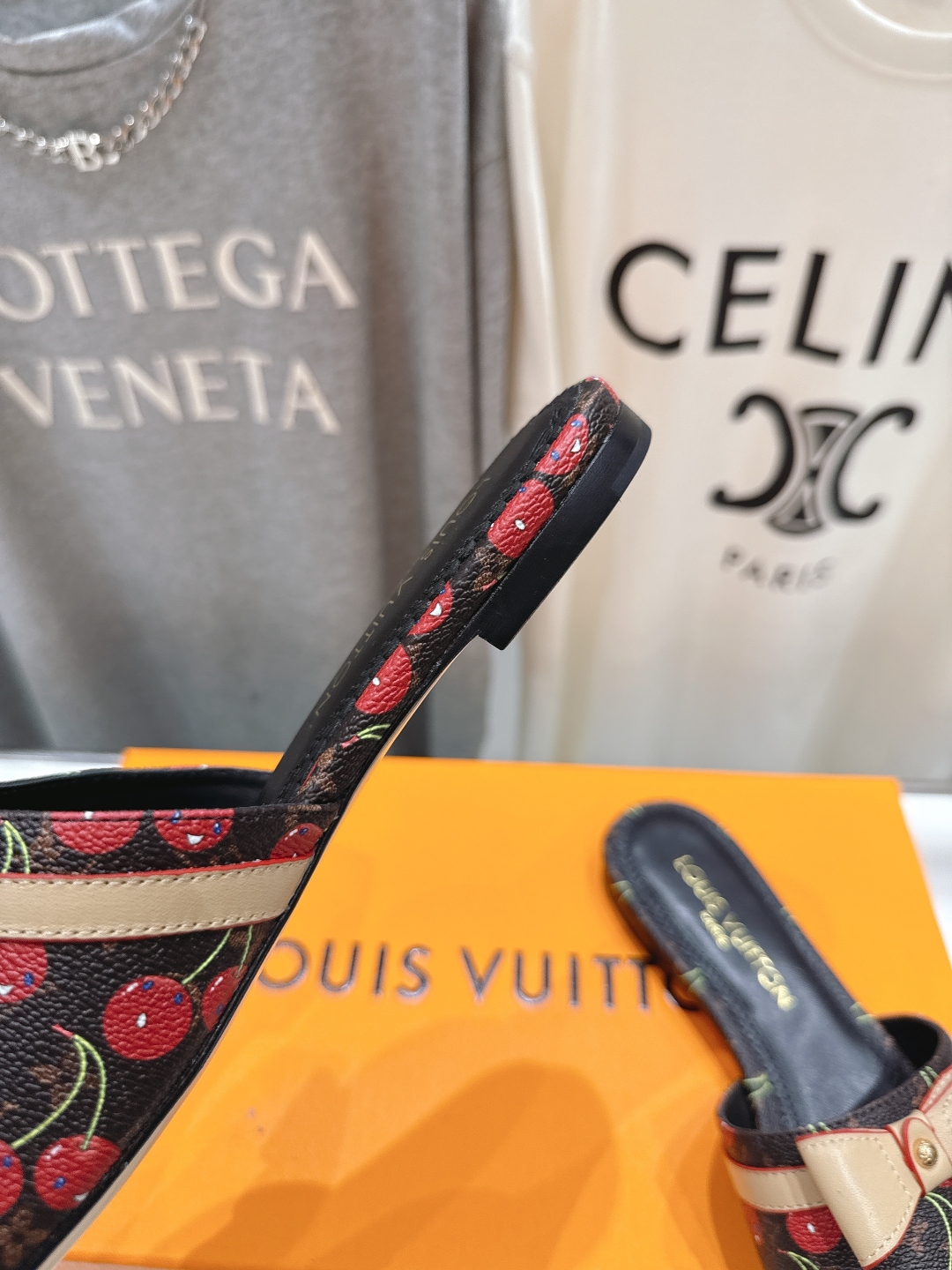 高版本出厂
  Louis Vuitton ss25 new arrival LV驴牌春夏新品系列平底拖