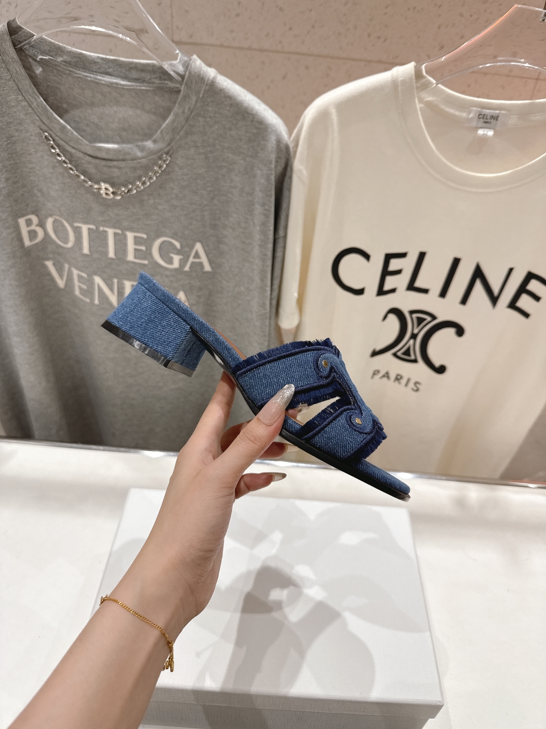 高版本出厂 高跟
 Celine*塞琳2025ss思琳初夏新款凯旋门Logo高跟凉拖鞋
高级感十足  网