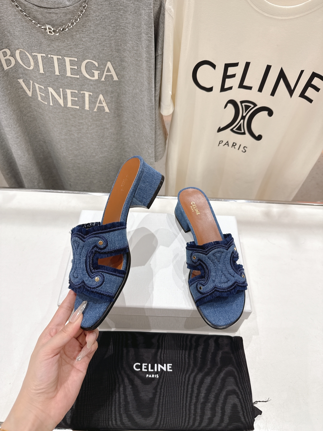 高版本出厂 高跟
 Celine*塞琳2025ss思琳初夏新款凯旋门Logo高跟凉拖鞋
高级感十足  网