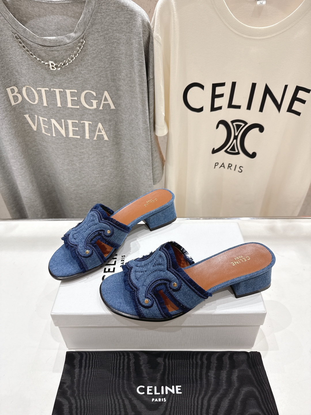 高版本出厂 高跟
 Celine*塞琳2025ss思琳初夏新款凯旋门Logo高跟凉拖鞋
高级感十足  网