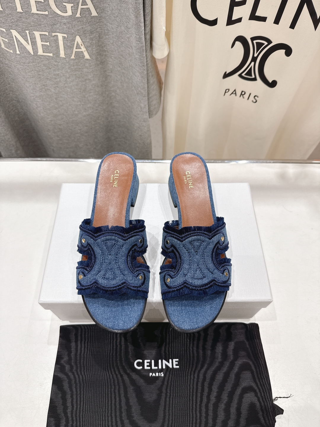 高版本出厂 高跟
 Celine*塞琳2025ss思琳初夏新款凯旋门Logo高跟凉拖鞋
高级感十足  网