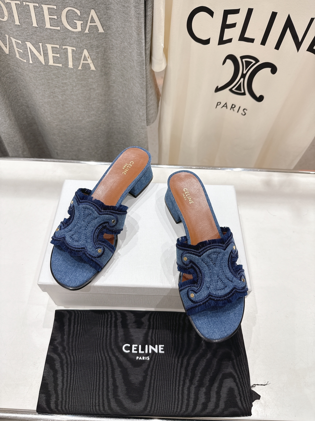 高版本出厂 高跟
 Celine*塞琳2025ss思琳初夏新款凯旋门Logo高跟凉拖鞋
高级感十足  网