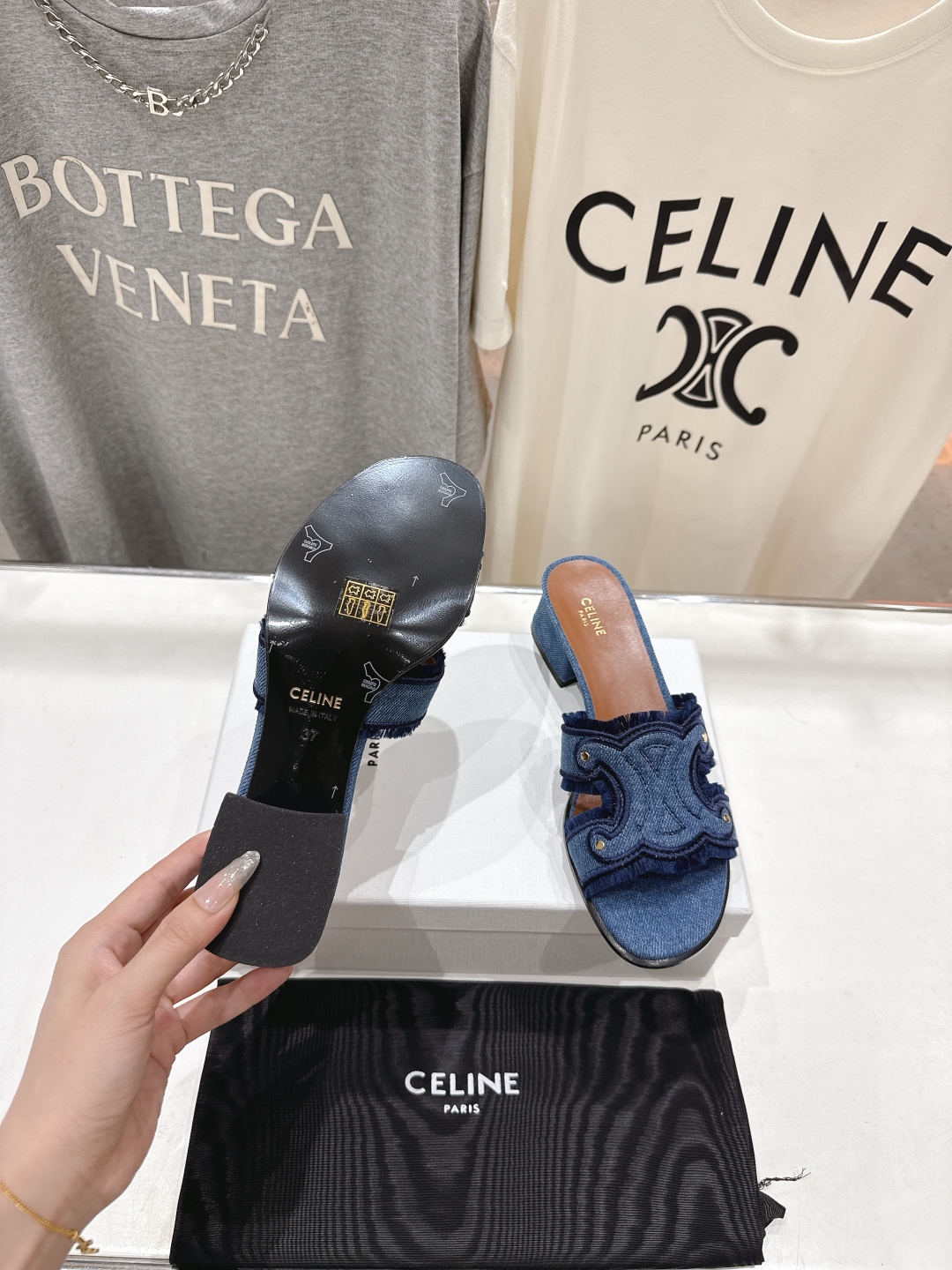 高版本出厂 高跟
 Celine*塞琳2025ss思琳初夏新款凯旋门Logo高跟凉拖鞋
高级感十足  网