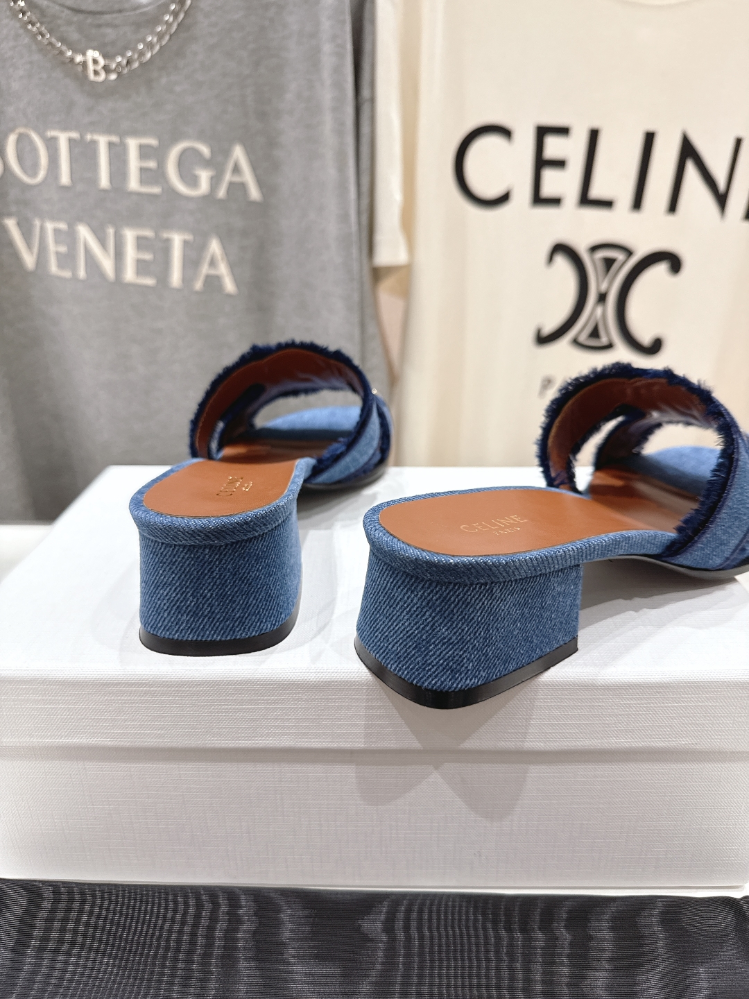 高版本出厂 高跟
 Celine*塞琳2025ss思琳初夏新款凯旋门Logo高跟凉拖鞋
高级感十足  网