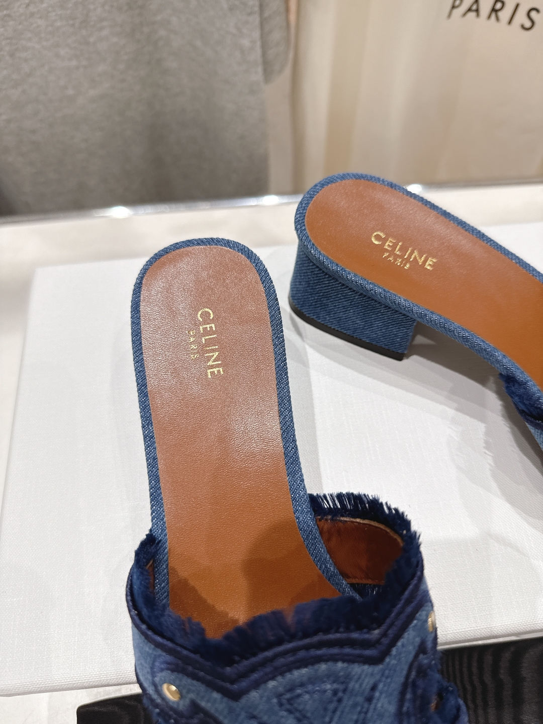 高版本出厂 高跟
 Celine*塞琳2025ss思琳初夏新款凯旋门Logo高跟凉拖鞋
高级感十足  网