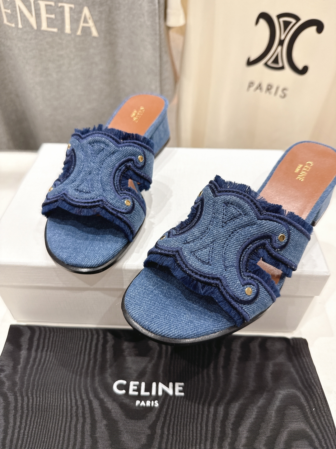 高版本出厂 高跟
 Celine*塞琳2025ss思琳初夏新款凯旋门Logo高跟凉拖鞋
高级感十足  网