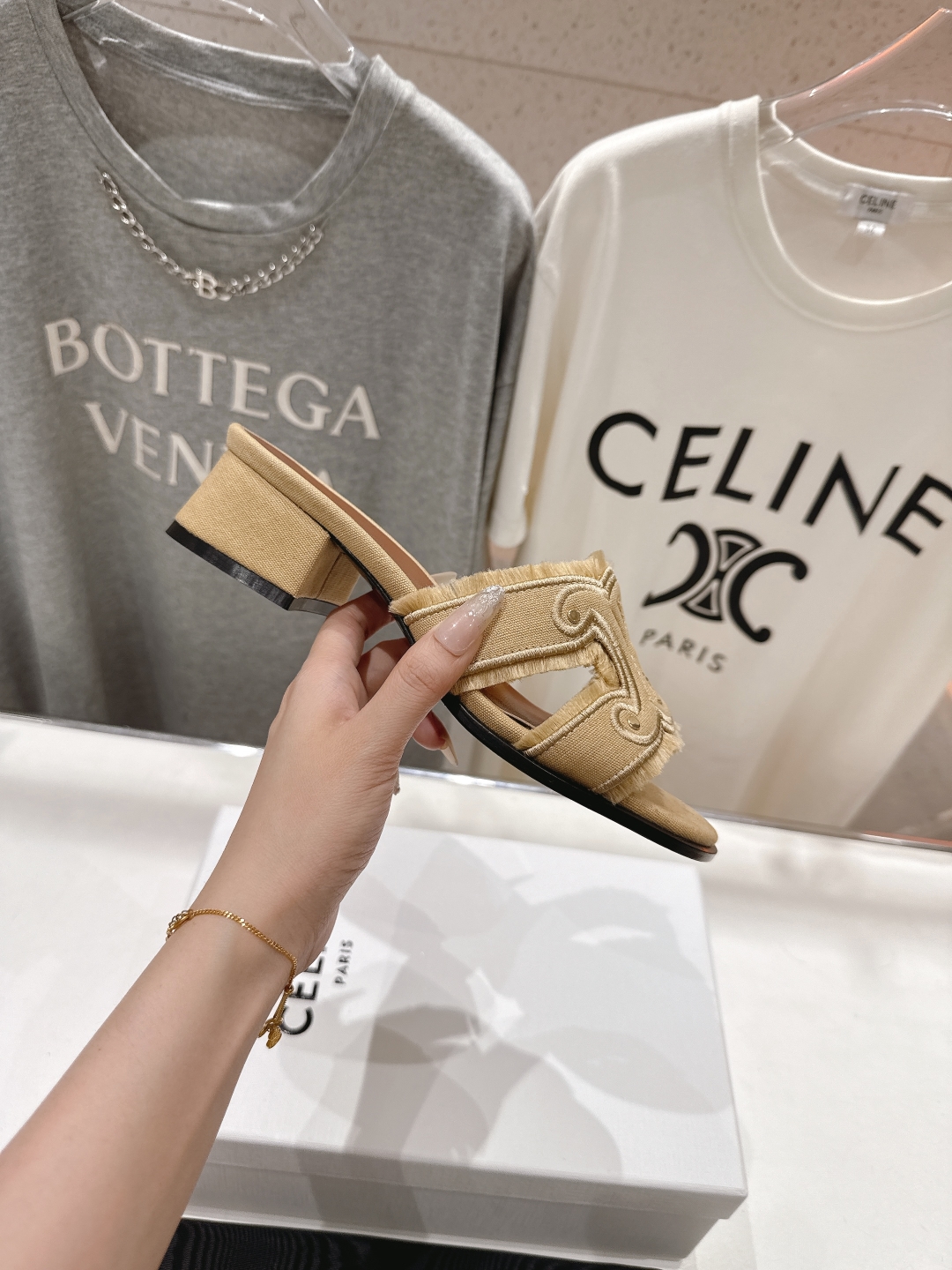 高版本出厂 高跟
 Celine*塞琳2025ss思琳初夏新款凯旋门Logo高跟凉拖鞋
高级感十足  网