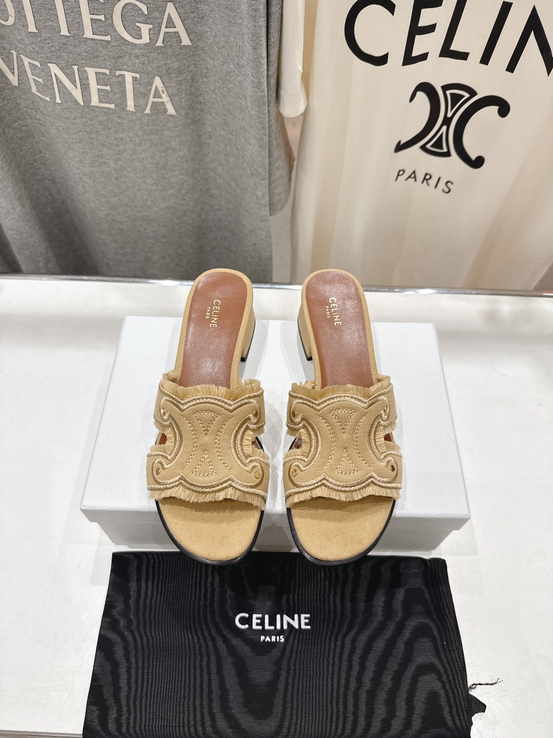 高版本出厂 高跟
 Celine*塞琳2025ss思琳初夏新款凯旋门Logo高跟凉拖鞋
高级感十足  网