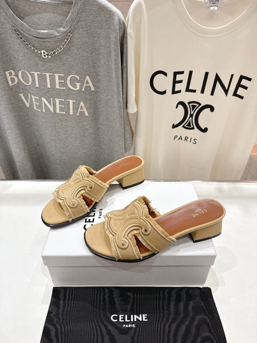 高版本出厂 高跟
 Celine*塞琳2025ss思琳初夏新款凯旋门Logo高跟凉拖鞋
高级感十足  网