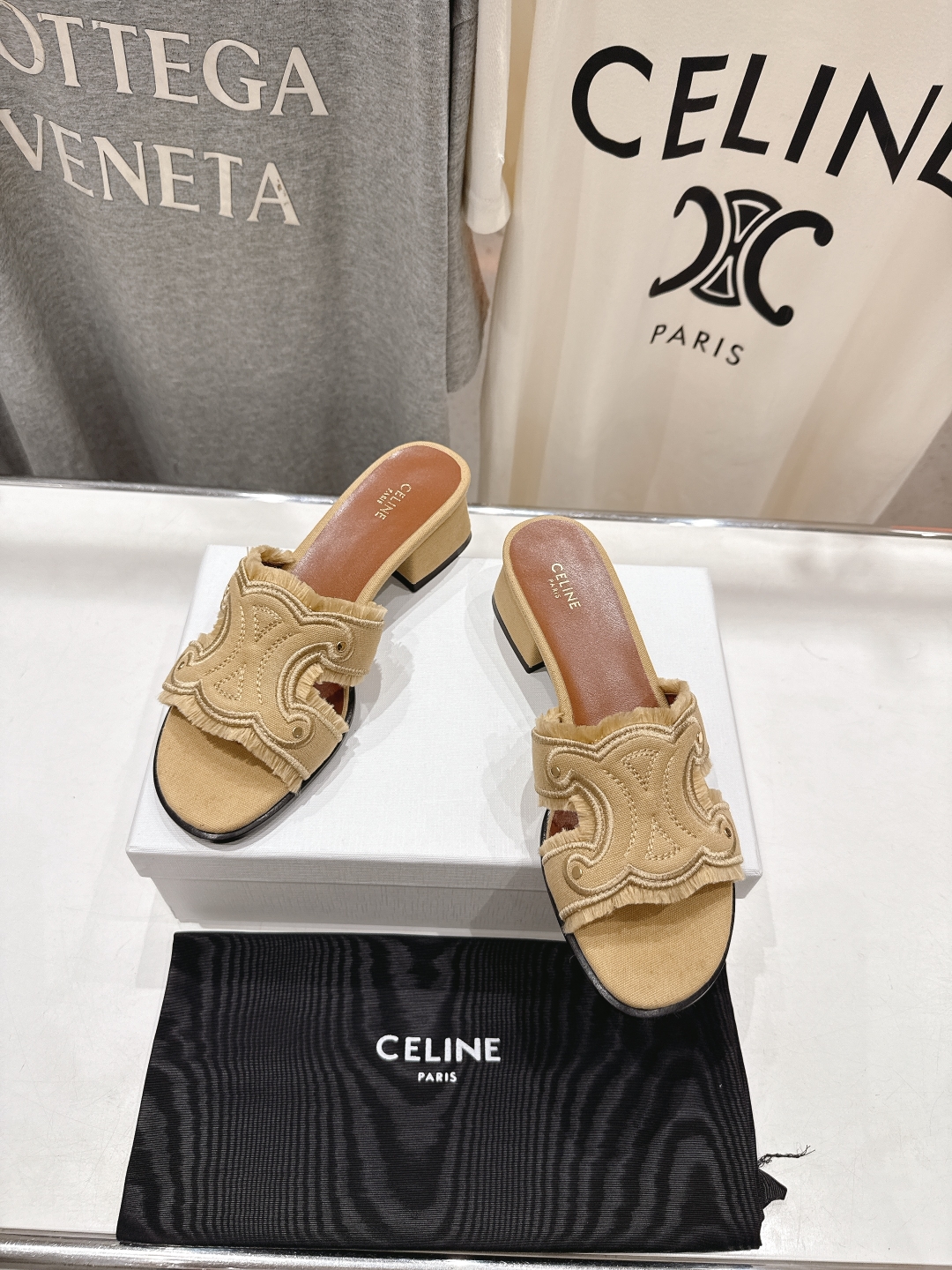 高版本出厂 高跟
 Celine*塞琳2025ss思琳初夏新款凯旋门Logo高跟凉拖鞋
高级感十足  网