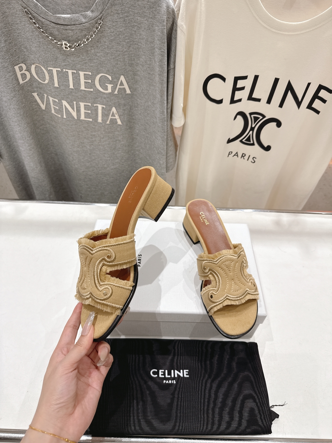 高版本出厂 高跟
 Celine*塞琳2025ss思琳初夏新款凯旋门Logo高跟凉拖鞋
高级感十足  网