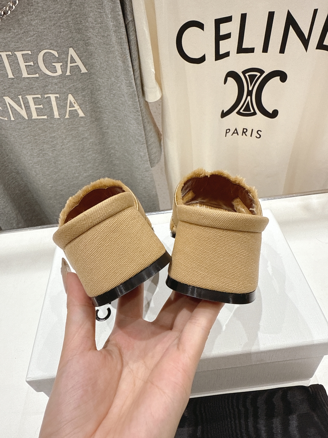 高版本出厂 高跟
 Celine*塞琳2025ss思琳初夏新款凯旋门Logo高跟凉拖鞋
高级感十足  网