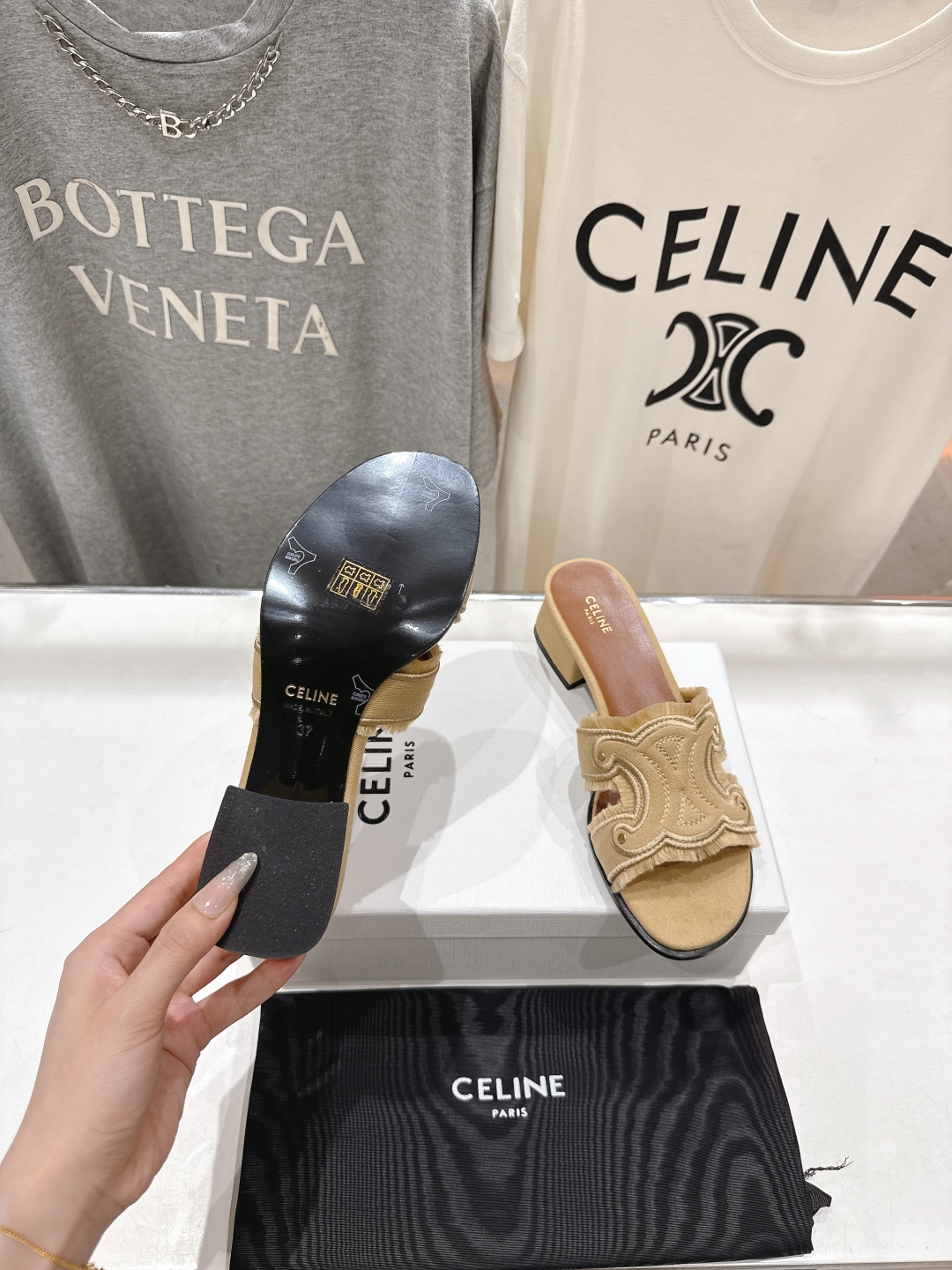 高版本出厂 高跟
 Celine*塞琳2025ss思琳初夏新款凯旋门Logo高跟凉拖鞋
高级感十足  网