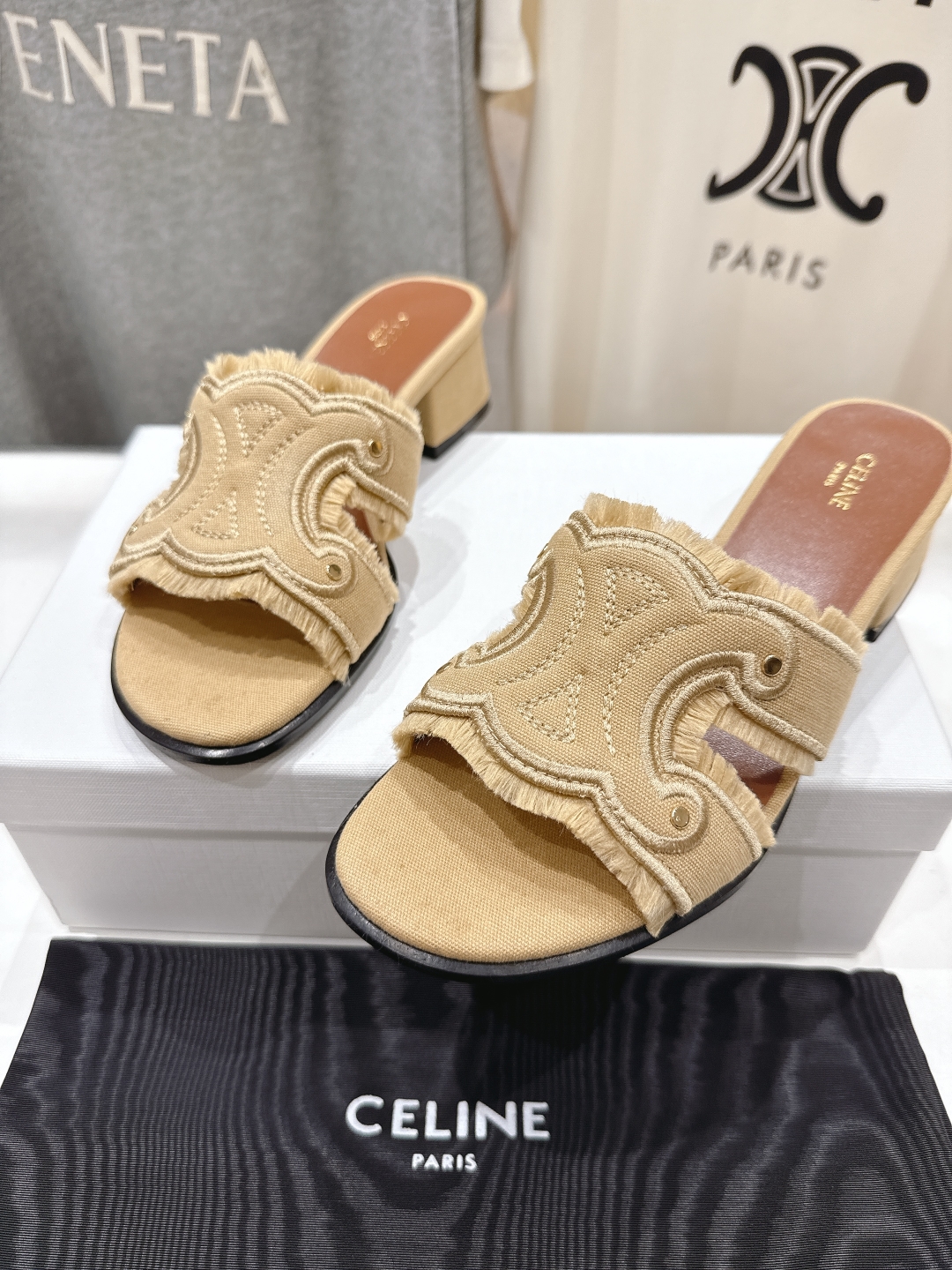 高版本出厂 高跟
 Celine*塞琳2025ss思琳初夏新款凯旋门Logo高跟凉拖鞋
高级感十足  网