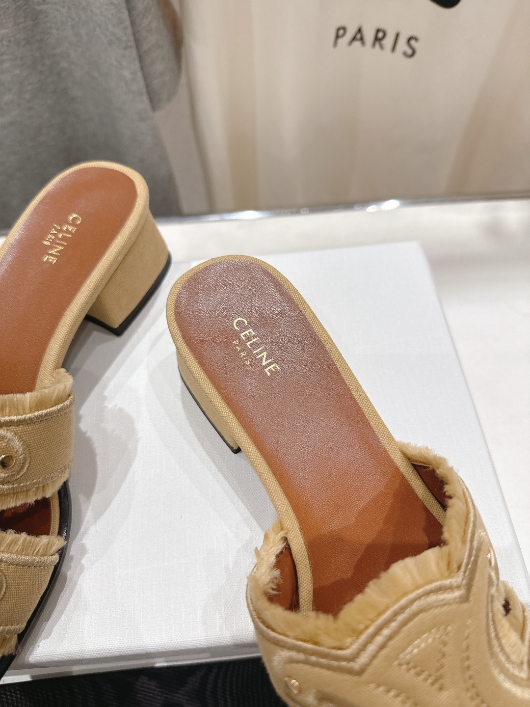 高版本出厂 高跟
 Celine*塞琳2025ss思琳初夏新款凯旋门Logo高跟凉拖鞋
高级感十足  网