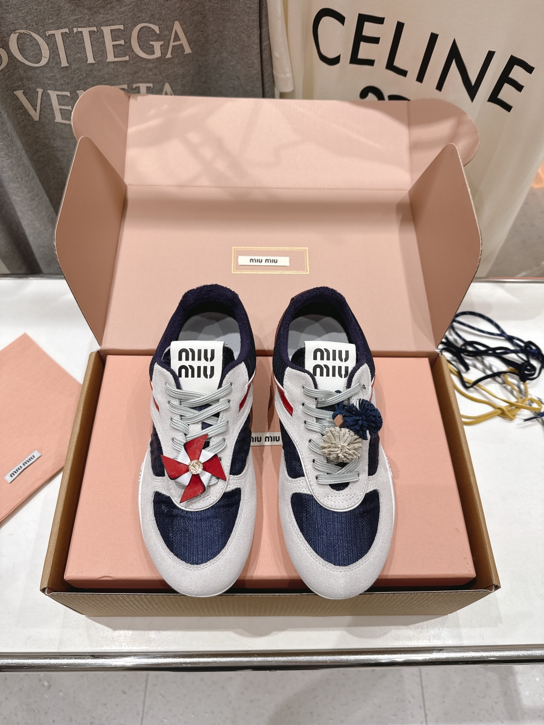 顶级出厂  
 缪缪miumiu2025ss新款脏脏鞋系带做旧休闲鞋小白鞋～顶级版本
今年主推款 复古做
