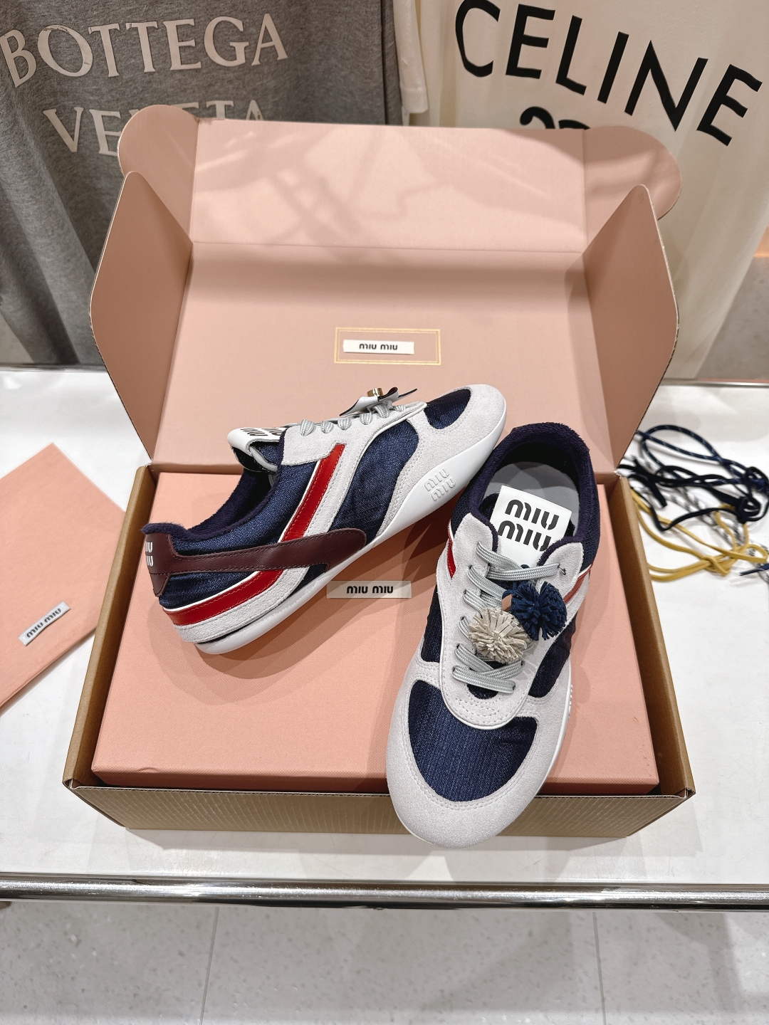 顶级出厂  
 缪缪miumiu2025ss新款脏脏鞋系带做旧休闲鞋小白鞋～顶级版本
今年主推款 复古做