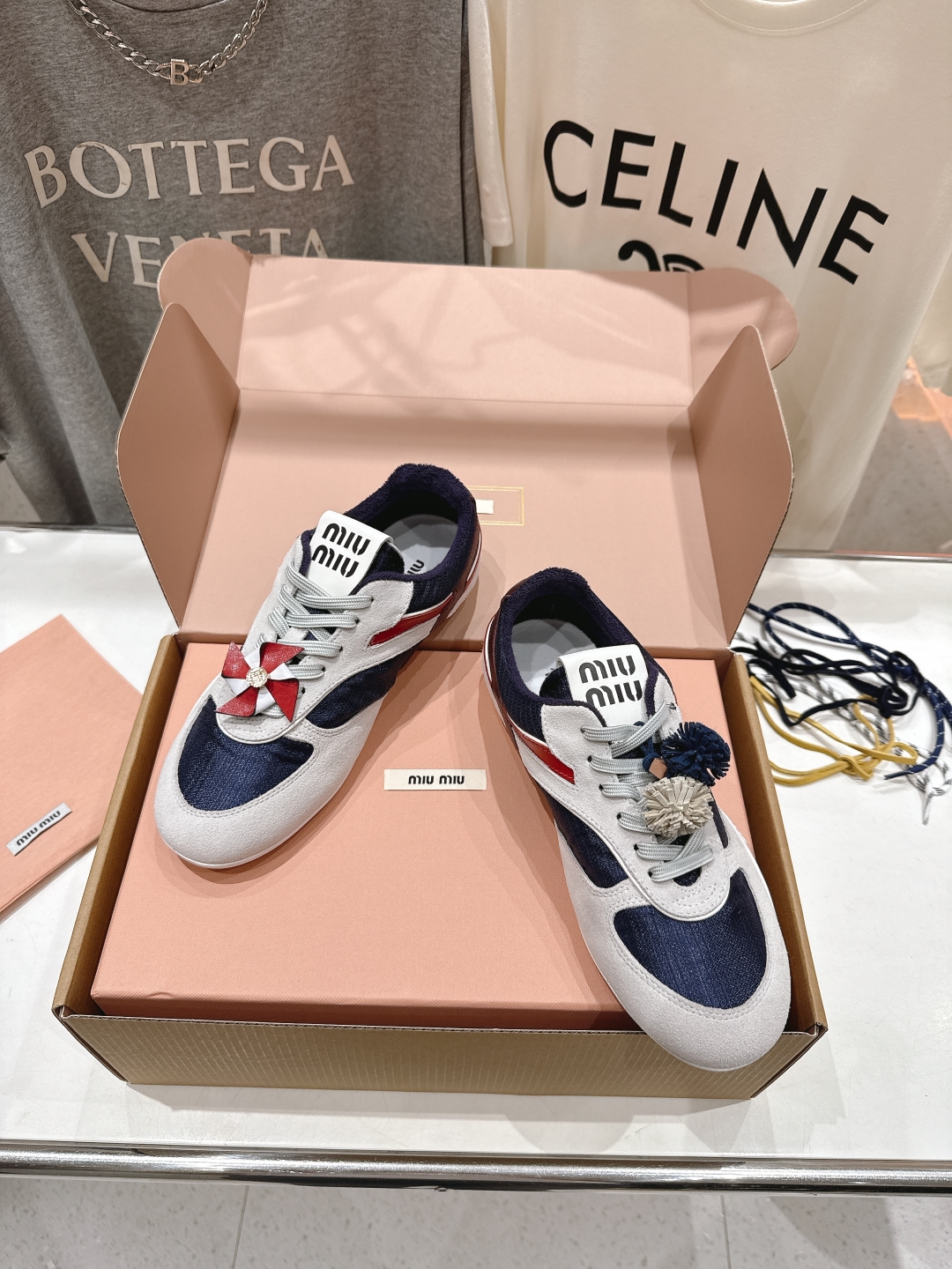 顶级出厂  
 缪缪miumiu2025ss新款脏脏鞋系带做旧休闲鞋小白鞋～顶级版本
今年主推款 复古做