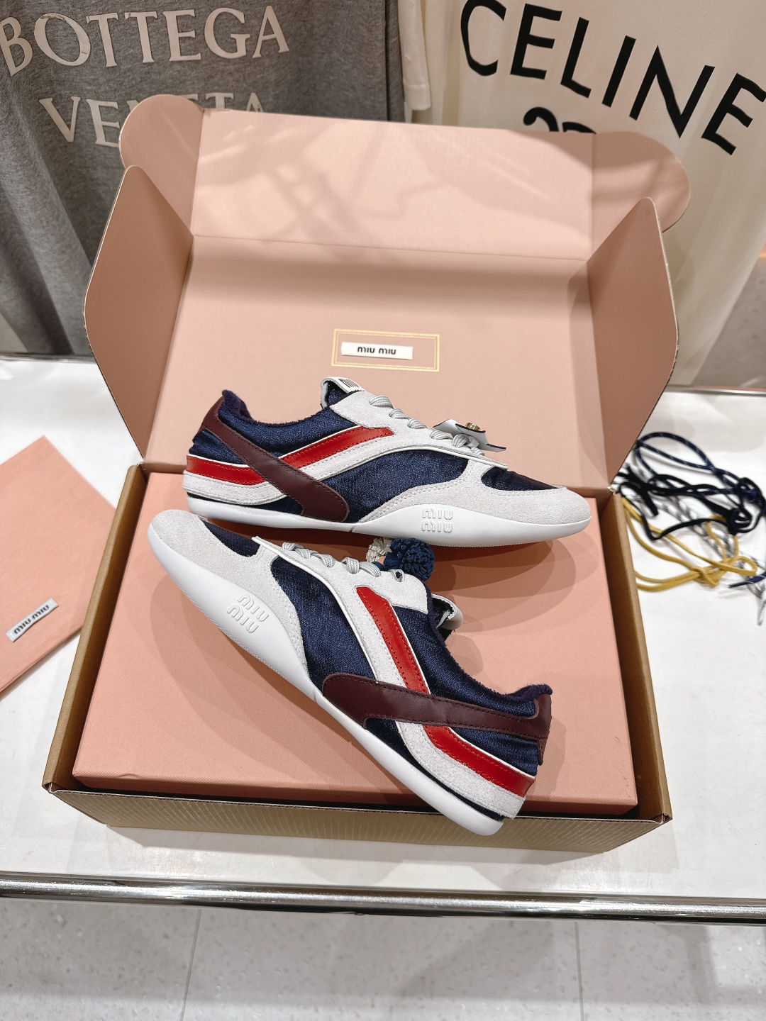 顶级出厂  
 缪缪miumiu2025ss新款脏脏鞋系带做旧休闲鞋小白鞋～顶级版本
今年主推款 复古做