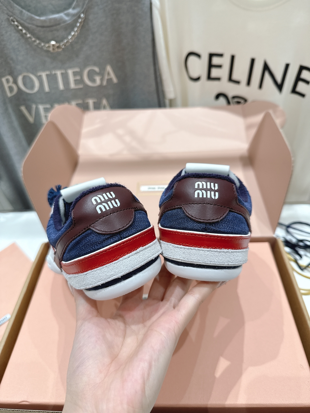 顶级出厂  
 缪缪miumiu2025ss新款脏脏鞋系带做旧休闲鞋小白鞋～顶级版本
今年主推款 复古做