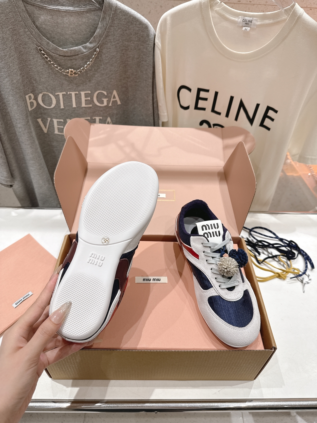 顶级出厂  
 缪缪miumiu2025ss新款脏脏鞋系带做旧休闲鞋小白鞋～顶级版本
今年主推款 复古做