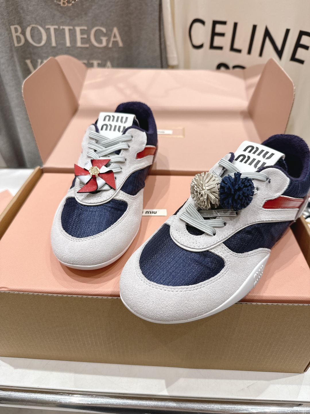 顶级出厂  
 缪缪miumiu2025ss新款脏脏鞋系带做旧休闲鞋小白鞋～顶级版本
今年主推款 复古做