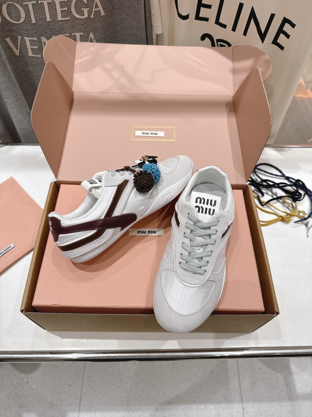 顶级出厂  
 缪缪miumiu2025ss新款脏脏鞋系带做旧休闲鞋小白鞋～顶级版本
今年主推款 复古做