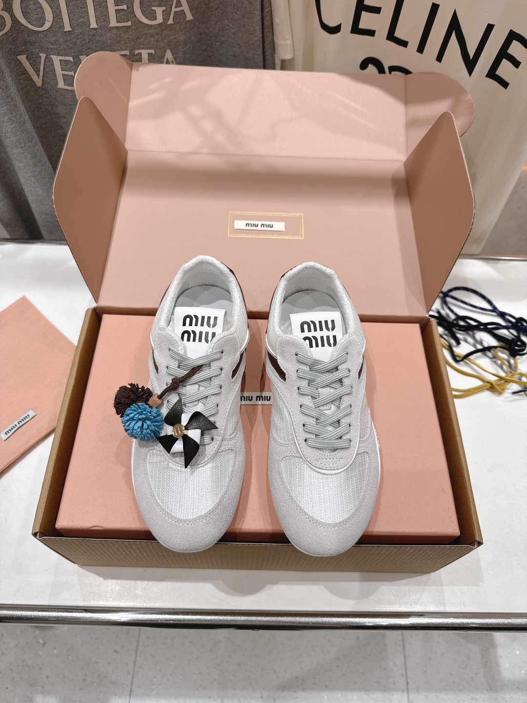 顶级出厂  
 缪缪miumiu2025ss新款脏脏鞋系带做旧休闲鞋小白鞋～顶级版本
今年主推款 复古做