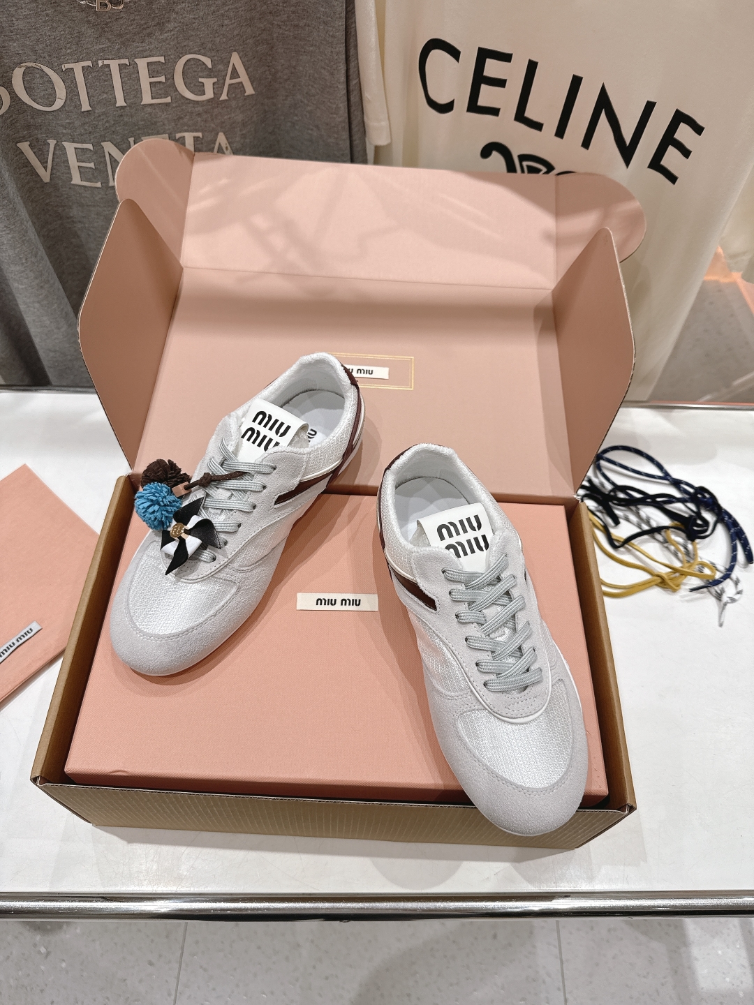 顶级出厂  
 缪缪miumiu2025ss新款脏脏鞋系带做旧休闲鞋小白鞋～顶级版本
今年主推款 复古做