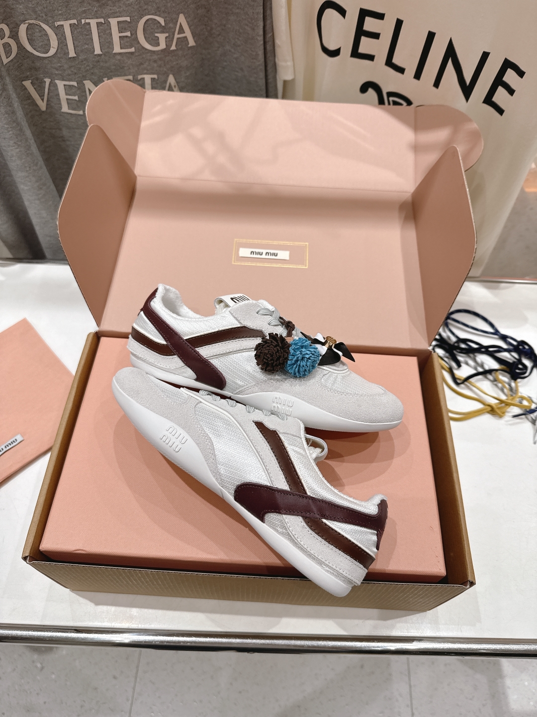 顶级出厂  
 缪缪miumiu2025ss新款脏脏鞋系带做旧休闲鞋小白鞋～顶级版本
今年主推款 复古做