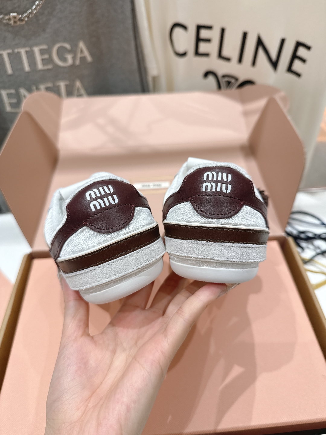 顶级出厂  
 缪缪miumiu2025ss新款脏脏鞋系带做旧休闲鞋小白鞋～顶级版本
今年主推款 复古做