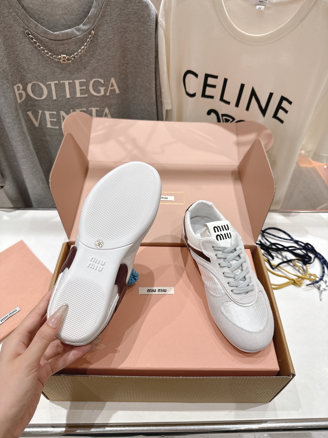 顶级出厂  
 缪缪miumiu2025ss新款脏脏鞋系带做旧休闲鞋小白鞋～顶级版本
今年主推款 复古做