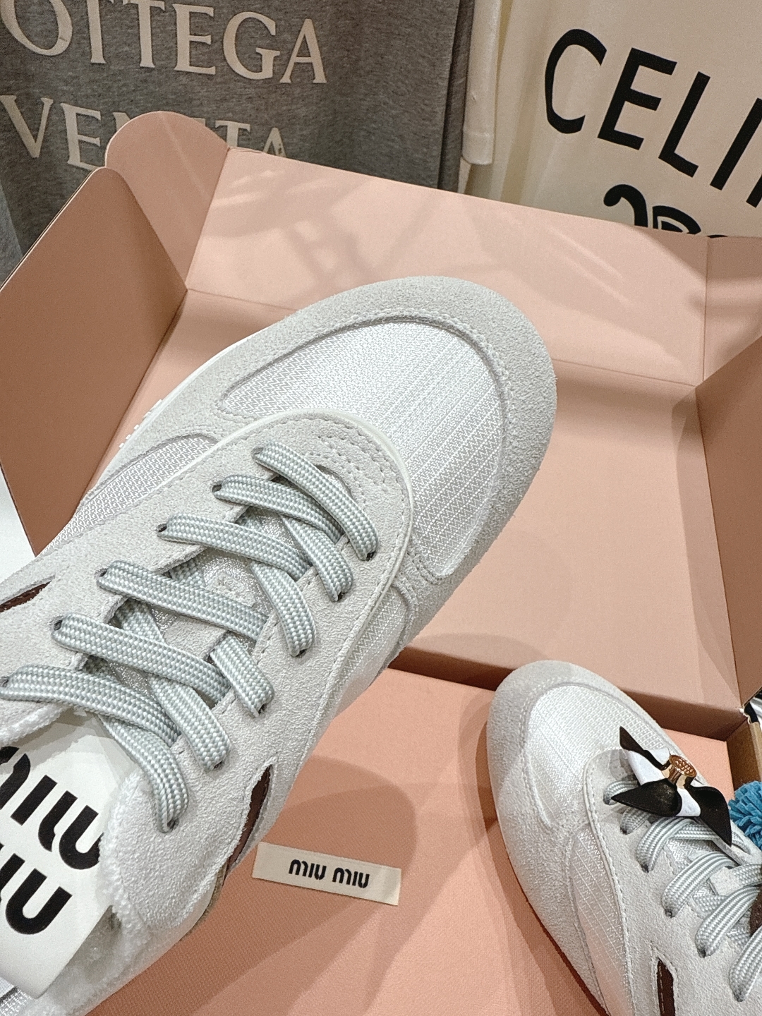 顶级出厂  
 缪缪miumiu2025ss新款脏脏鞋系带做旧休闲鞋小白鞋～顶级版本
今年主推款 复古做