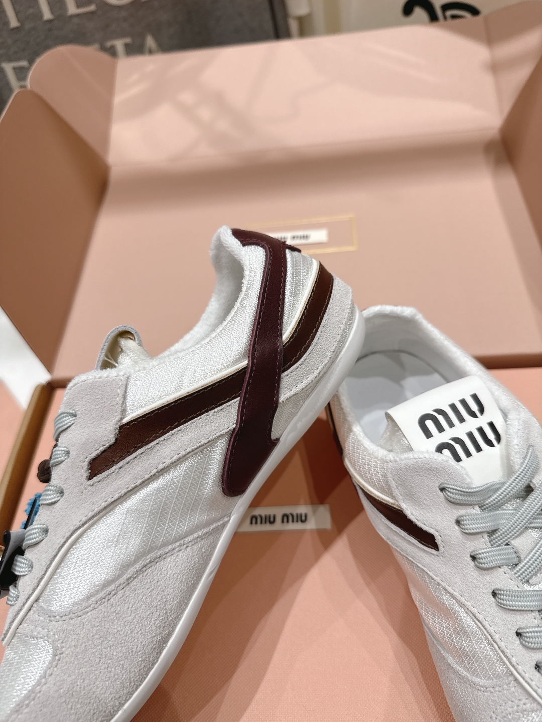 顶级出厂  
 缪缪miumiu2025ss新款脏脏鞋系带做旧休闲鞋小白鞋～顶级版本
今年主推款 复古做
