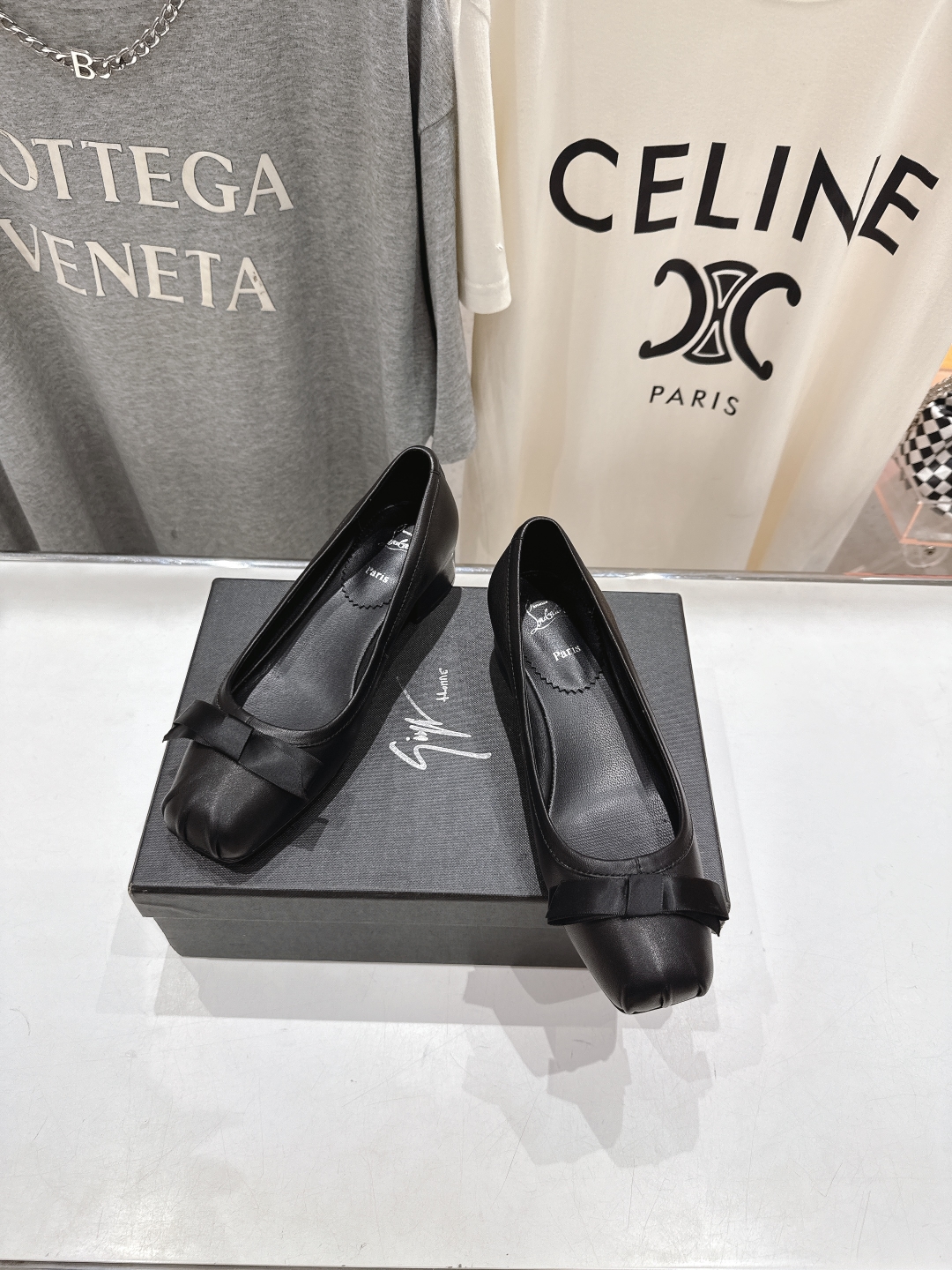 高版本出厂
  Giuseppe zanotti 与 Christian Loubouti 推出首个联名