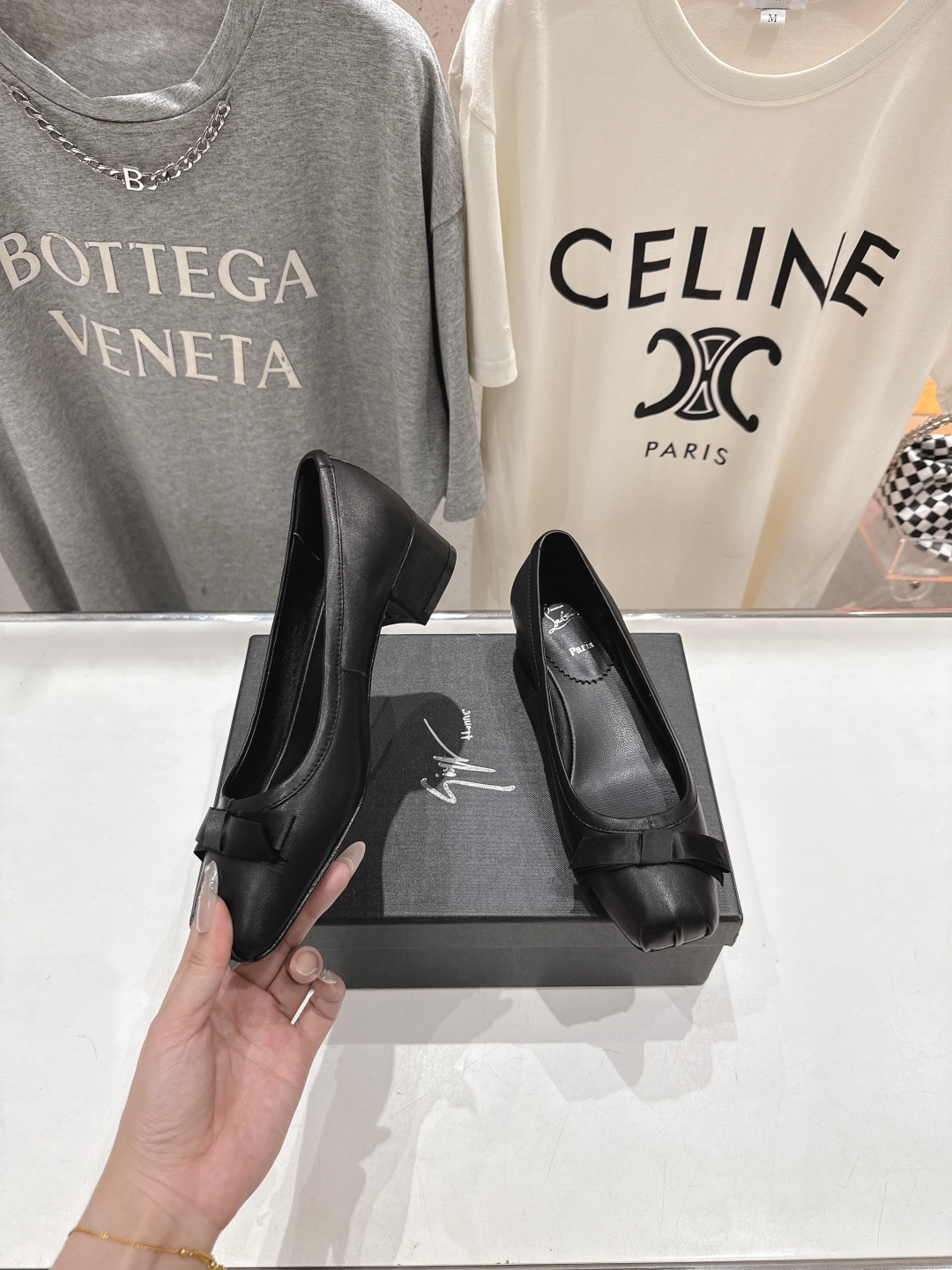 高版本出厂
  Giuseppe zanotti 与 Christian Loubouti 推出首个联名
