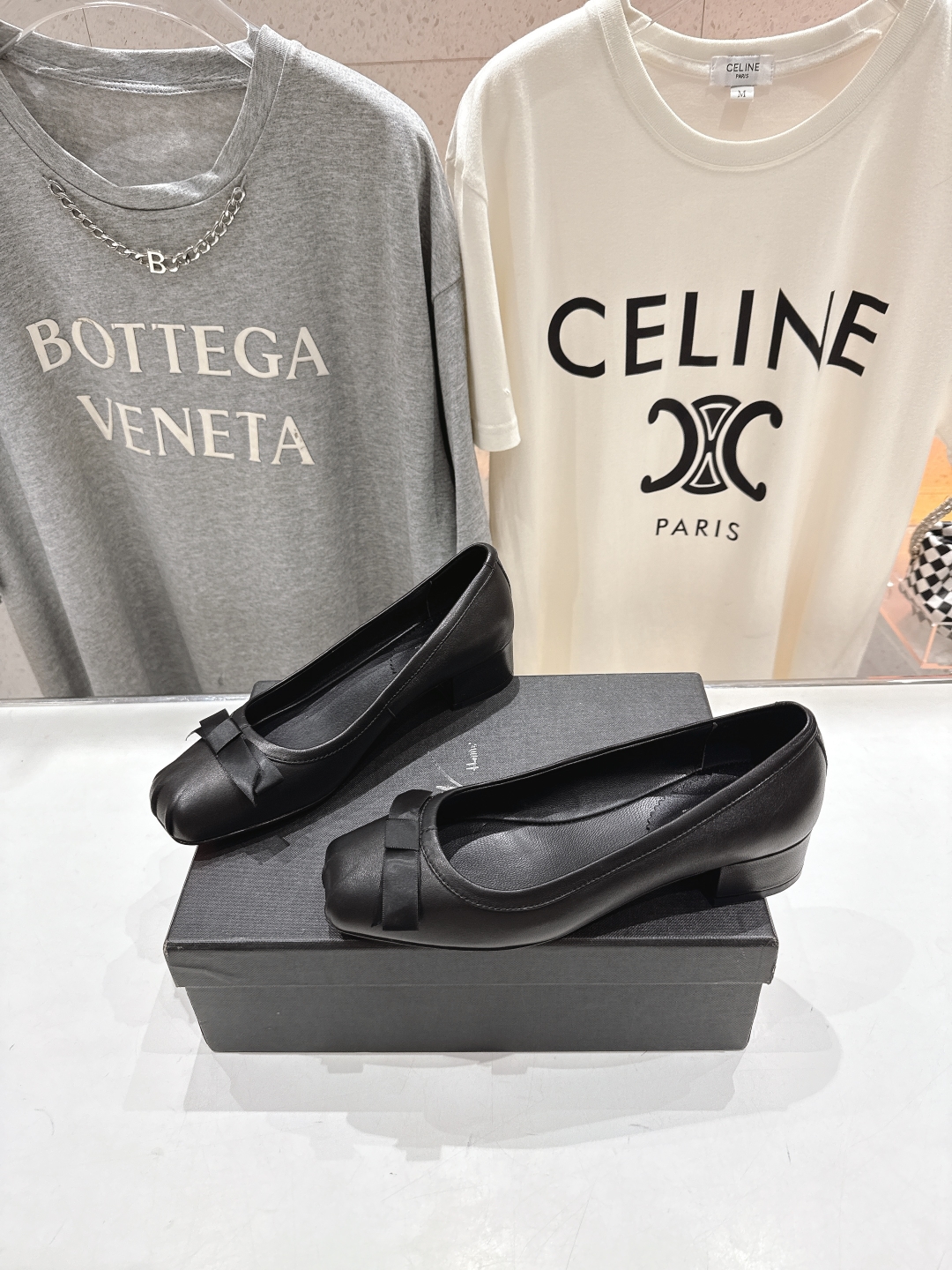 高版本出厂
  Giuseppe zanotti 与 Christian Loubouti 推出首个联名