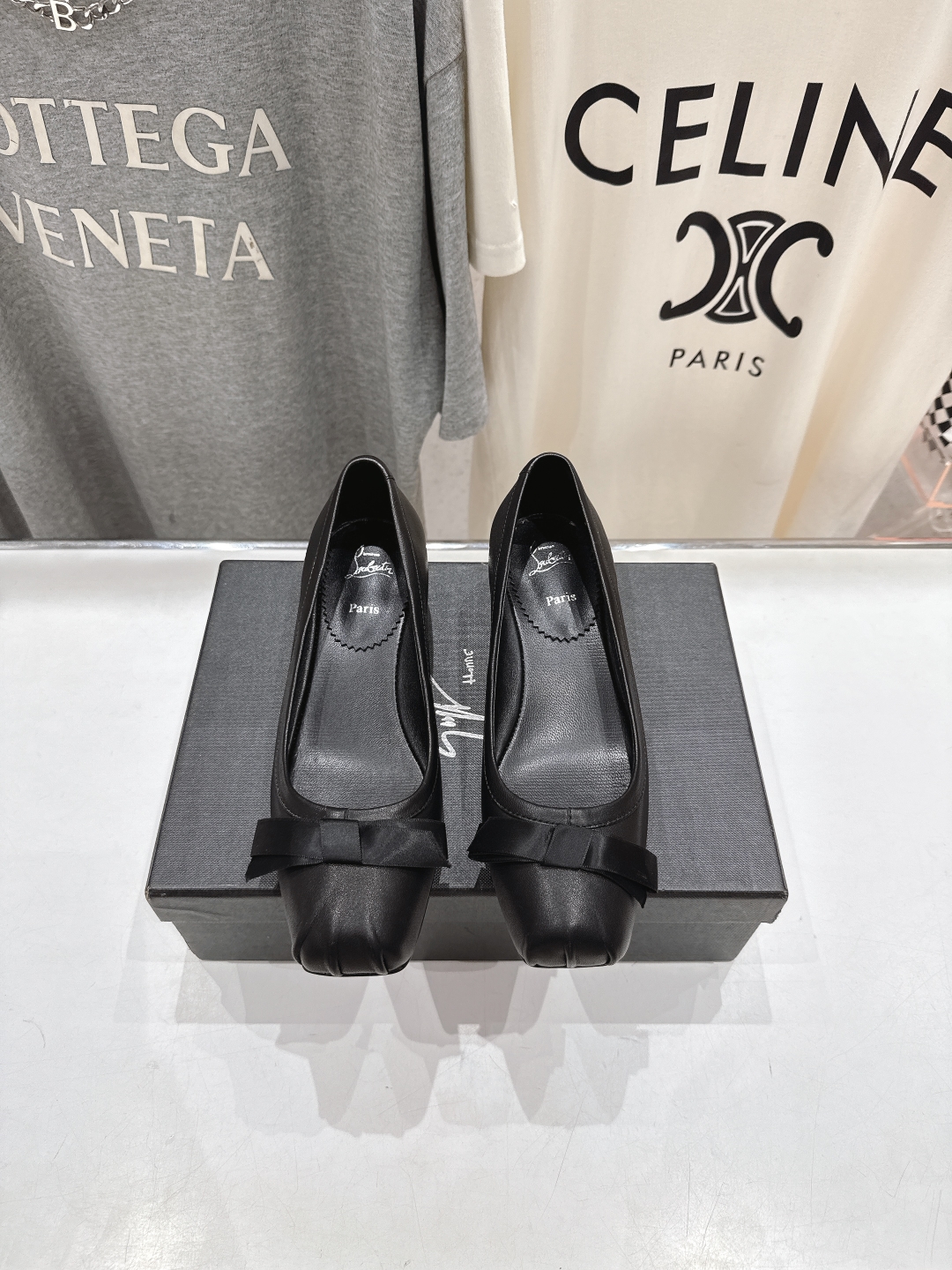高版本出厂
  Giuseppe zanotti 与 Christian Loubouti 推出首个联名