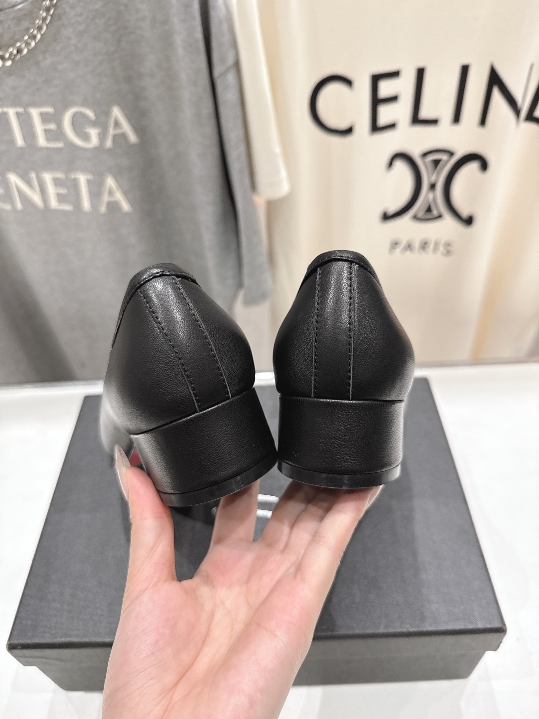 高版本出厂
  Giuseppe zanotti 与 Christian Loubouti 推出首个联名