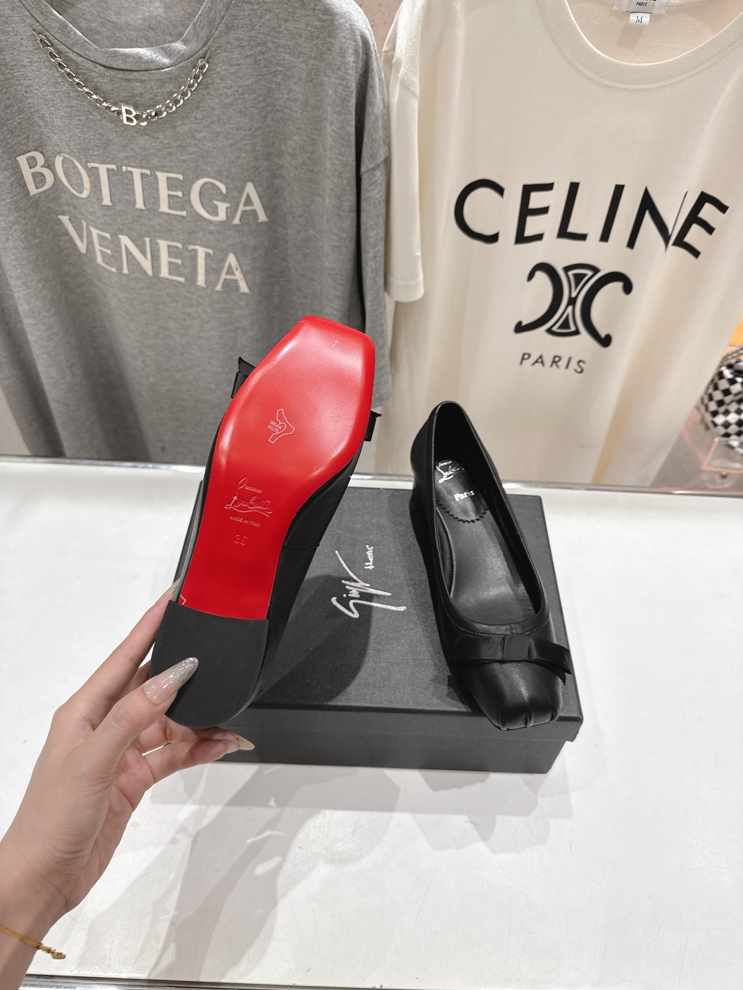 高版本出厂
  Giuseppe zanotti 与 Christian Loubouti 推出首个联名
