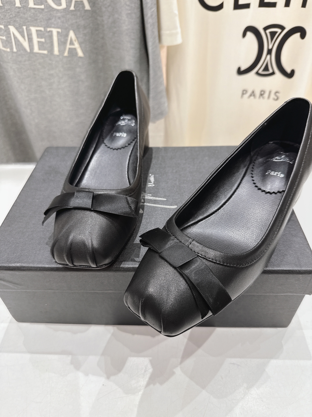 高版本出厂
  Giuseppe zanotti 与 Christian Loubouti 推出首个联名