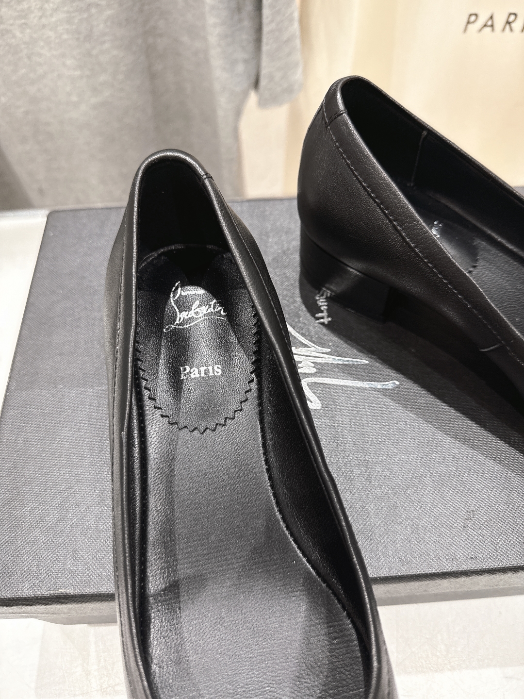 高版本出厂
  Giuseppe zanotti 与 Christian Loubouti 推出首个联名