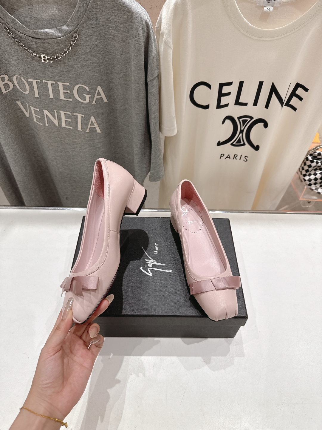 高版本出厂
  Giuseppe zanotti 与 Christian Loubouti 推出首个联名