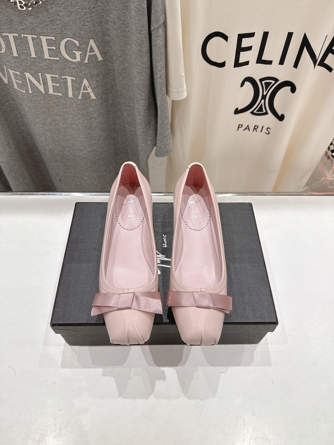 高版本出厂
  Giuseppe zanotti 与 Christian Loubouti 推出首个联名