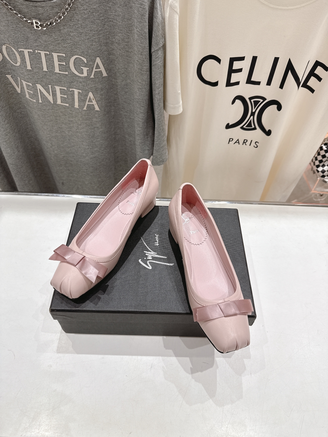 高版本出厂
  Giuseppe zanotti 与 Christian Loubouti 推出首个联名